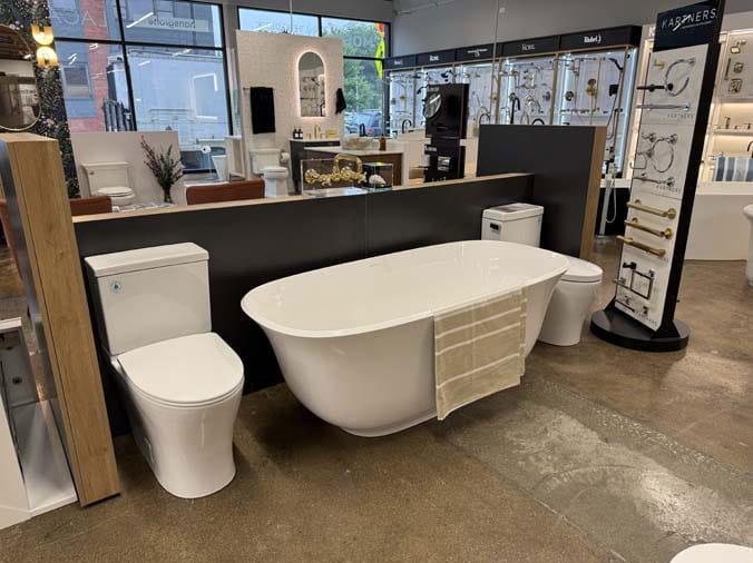 Bathtub and toilet on displat at the Facets of Chicago Showroom